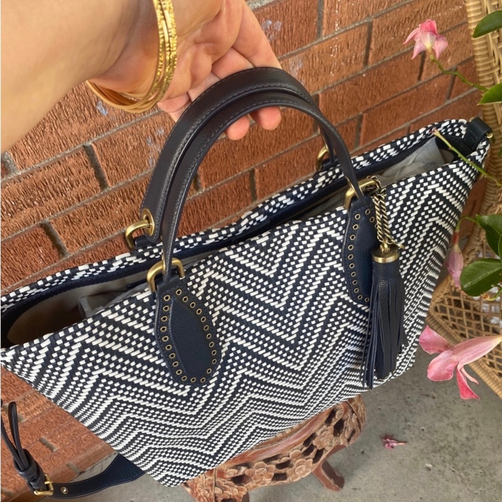 🤍💙gorgeous Micheal kors Brooklyn Large Woven Leather Satchel white and navy 🤍💙 - Picture 7 of 11